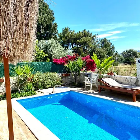 Muestakil Havuzlu Ev Case de vacanță